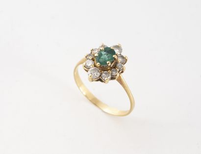Yellow gold (750) daisy ring centered on...