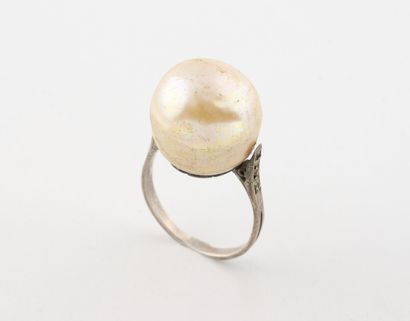 Bague en argent (800) ornée d'une importante...