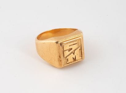 Chevalière in yellow gold (750) with square...