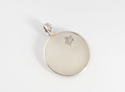 White gold (750) pendant adorned with a large...