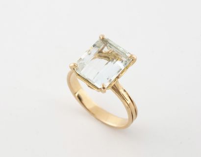 Yellow gold (750) ring set with a faceted...