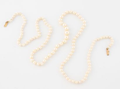 Necklace of white cultured pearls. 
Rectangular...