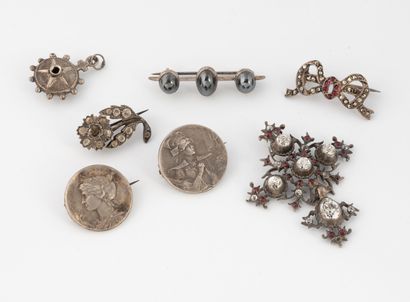 Jewelry lot including : 
- five silver brooches...