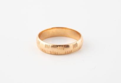 Wedding band in pink gold (750) with chased...