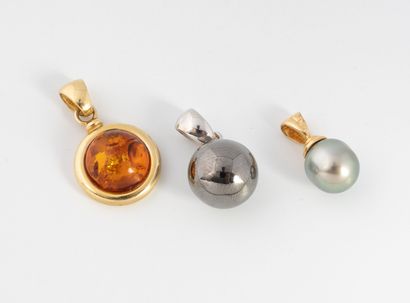 Three pendants in yellow or white gold (750),...