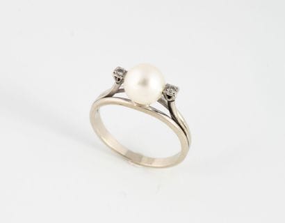 White gold (750) ring centered on a white...