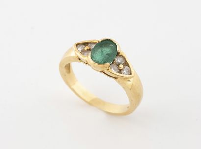 Yellow gold (750) polylobed bezel ring centered...