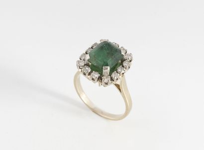 A white gold (750) and platinum (850) ring...