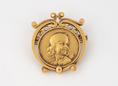 Broche en or jaune (750) à motif central...