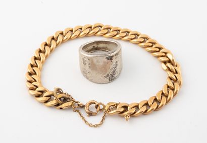 Curb in yellow gold (750).
Spring ring and...