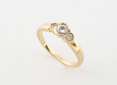 Yellow gold (750) ring centered on a main...