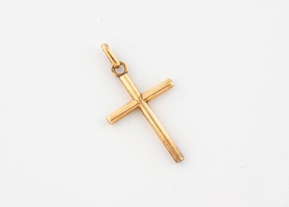 Cross pendant in yellow gold (750). 
Weight:...
