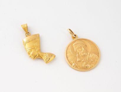 Lot of two pieces of jewelry: 
- A round...
