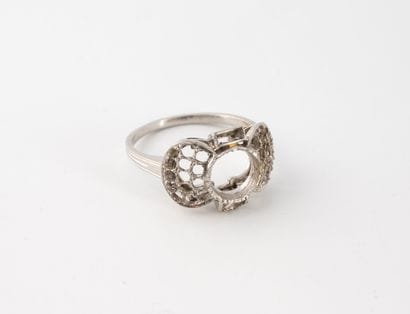 White gold (750) ring setting.
Weight: 4.3...