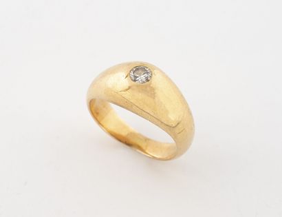 Bague jonc en or jaune (750) ornée d'un diamant...