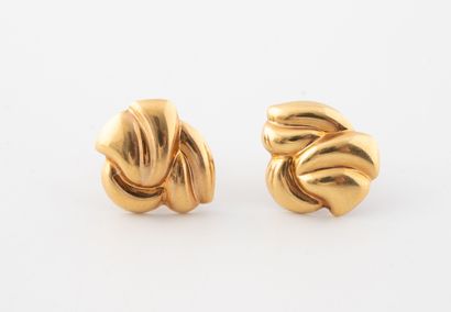 Pair of earrings in yellow gold (750) in...