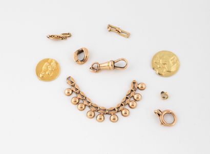 Lot of yellow gold (750) clasps, medals and...