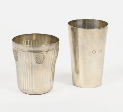Deux gobelets :
- un tronconique en argent...
