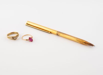 Yellow gold (750) ring set with a claw-set...