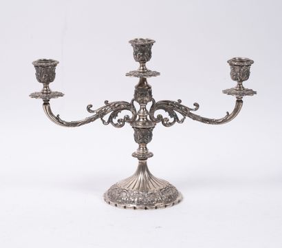Candélabre en argent (min. 800) à trois bras...