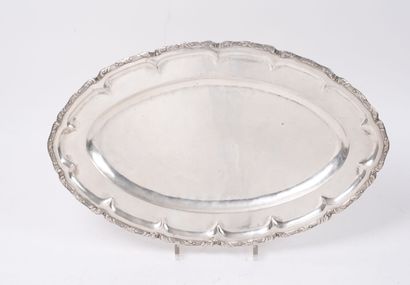 Plat ovale en argent (min. 800), à bord chantourné...