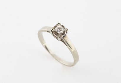 White gold (750) and platinum (850) ring...
