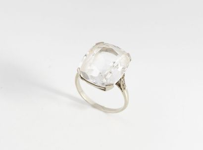 White gold (750) ring set with a large colorless...