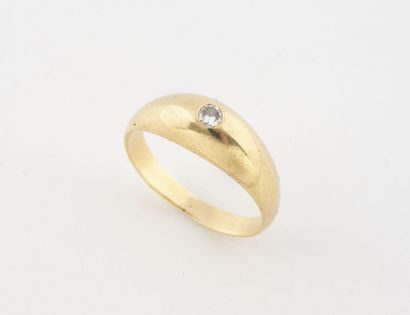 Bague jonc en or jaune (750) ornée d'un diamant...