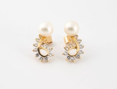 Pair of stud earrings in yellow gold (750)...