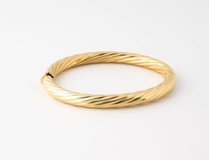 Yellow gold (750) openwork bangle. 
Ratchet...
