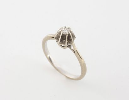 Solitaire ring in white gold (750) set with...