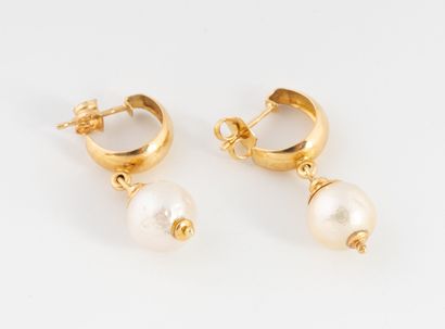 Pair of earrings in yellow gold (750) adorned...