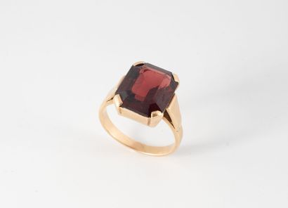Bague en or rose (750) ornée d'un verre brun-rouge...
