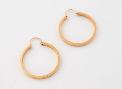 Paire de créoles en or jaune (750) à motif...