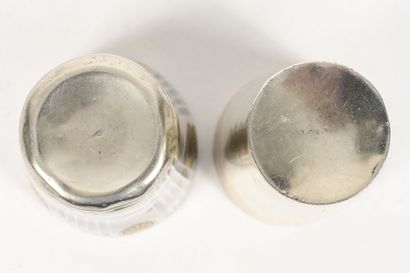Deux gobelets :
- un tronconique en argent...