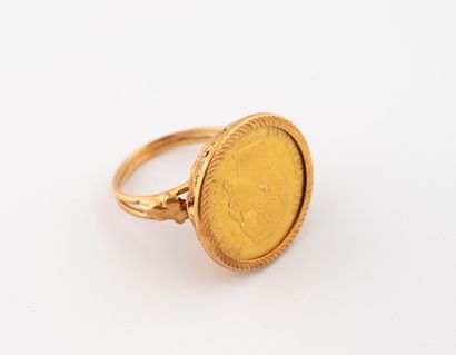Bague en or jaune (750) centrée d'une pièce...