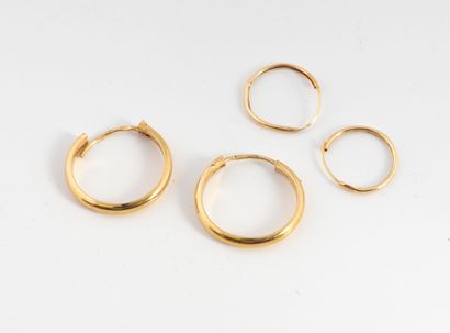Two pairs of creoles in yellow gold (750).
System...