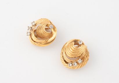 Pair of small ear clips in yellow gold (750)...