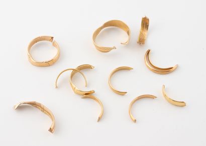 Set of wedding band fragments in yellow gold...