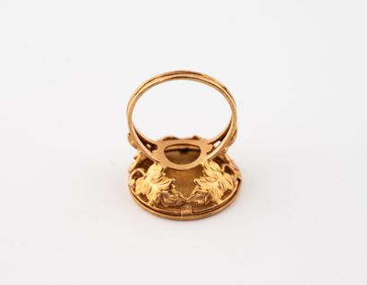 Bague en or jaune (750) centrée d'une pièce...