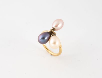 Yellow gold (750) ring set with three drop-shaped...
