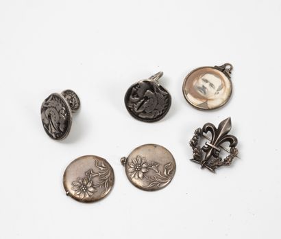 Silver lot (800) including: 
- Medals forming...