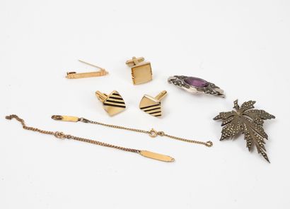Silver (800) diamond-shaped openwork brooch...