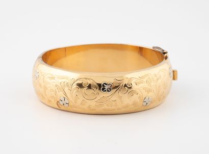 Large curved band bracelet in (750) yellow...