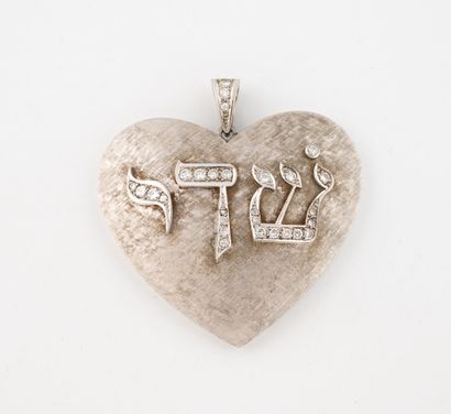 Important pendentif coeur en or gris (750)...