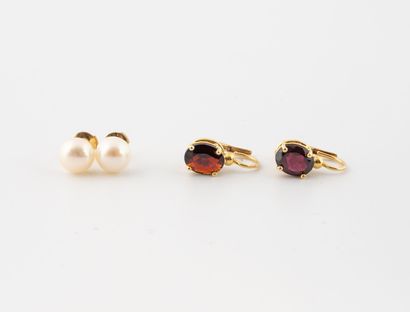 Lot of two pairs of earrings, one in yellow...