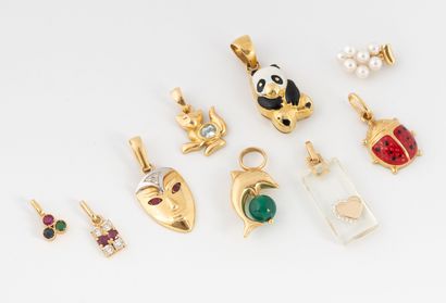 Lot de neuf pendentifs breloques en or jaune...