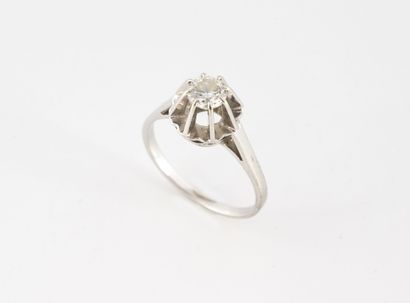 Solitaire ring in white gold (750) set with...