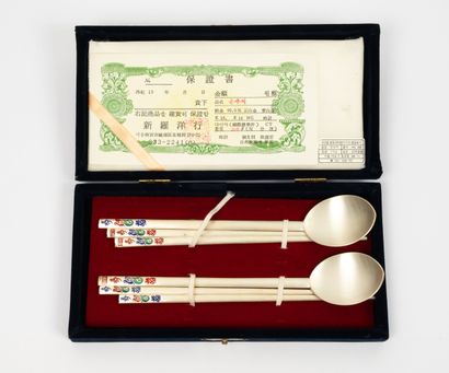 ASIE, XXème siècle
Ensemble de quatre baguettes...