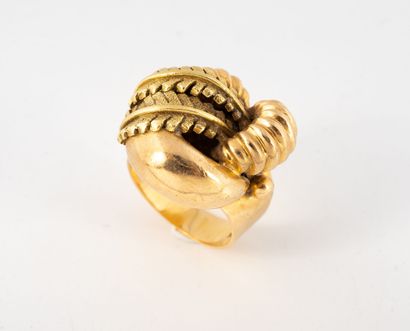 Yellow and pink gold (750) ring with scrolled...